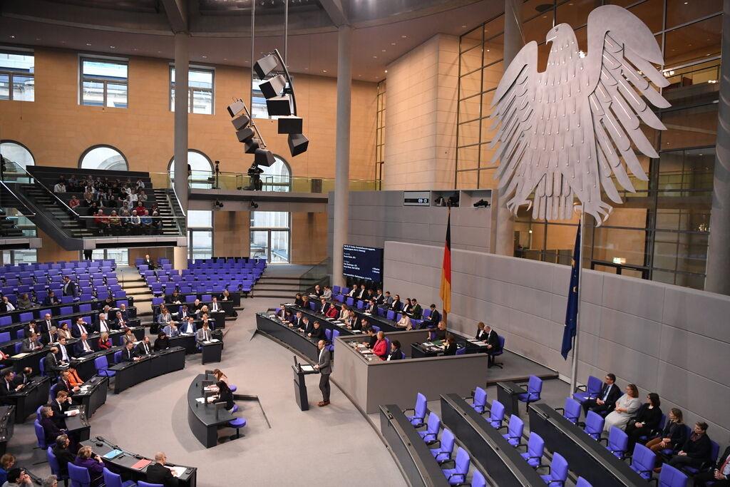 Im Bundestag stimmen die Abgeordneten über den Bundeshaushalt ab.  