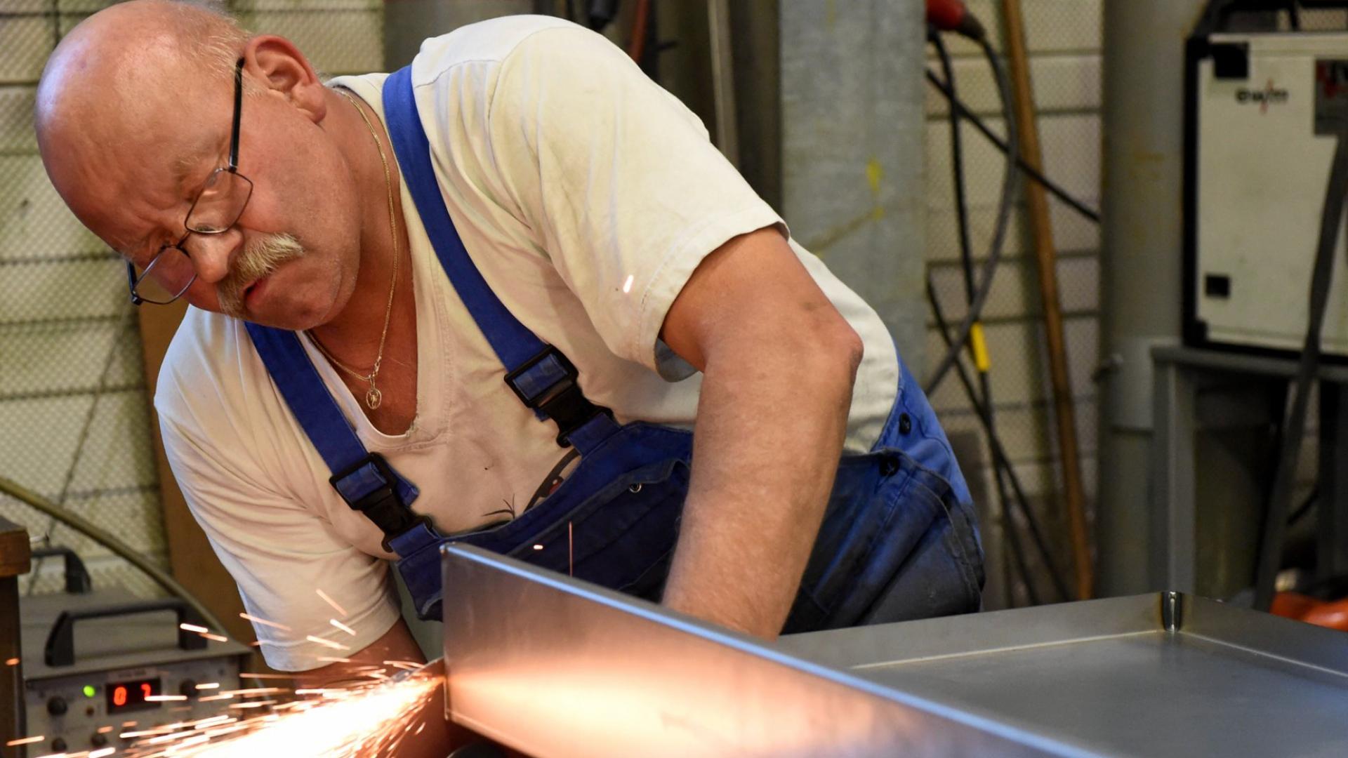 Die Bundesregierung hat die sogenannte Aktivrente auf den Weg gebracht, die den Fachkräftemangel lindern soll.