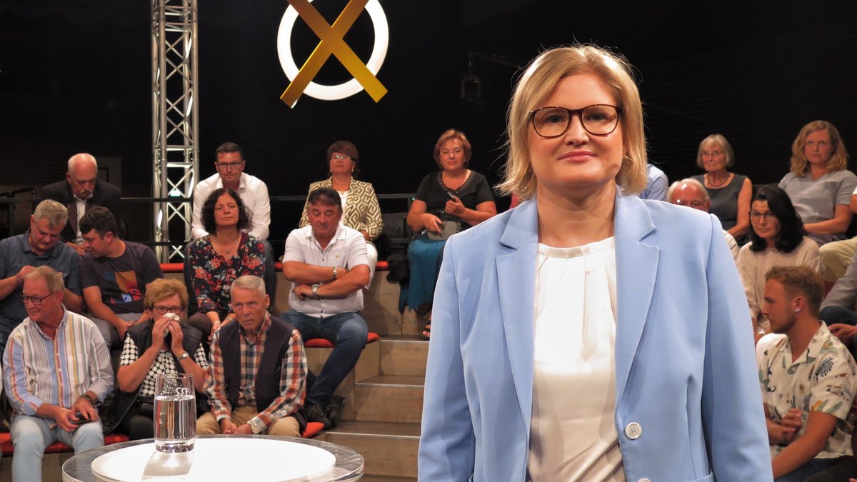 Die Spitzenkandidatin der AfD, Kathrin Ebner-Steiner, in der BR24-Wahlarena.