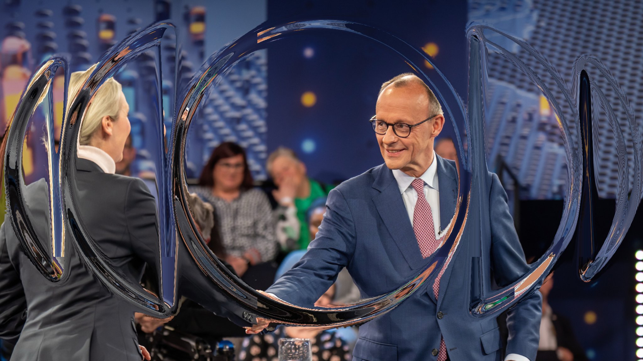 Friedrich Merz (CDU) schüttelt Alice Weidel (AfD) bei einem TV Duell die Hand. 