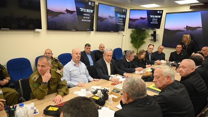 Dieses vom Presseamt der israelischen Regierung am 14. April 2024 veröffentlichte Foto zeigt den israelischen Ministerpräsidenten  Benjamin Netanjahu (M) bei einer Sitzung des Sicherheitskabinetts im israelischen Verteidigungsministerium. Der Iran hat erstmals Israel direkt angegriffen. Trotz internationaler Warnungen schickte der Iran Drohnen und Raketen. 