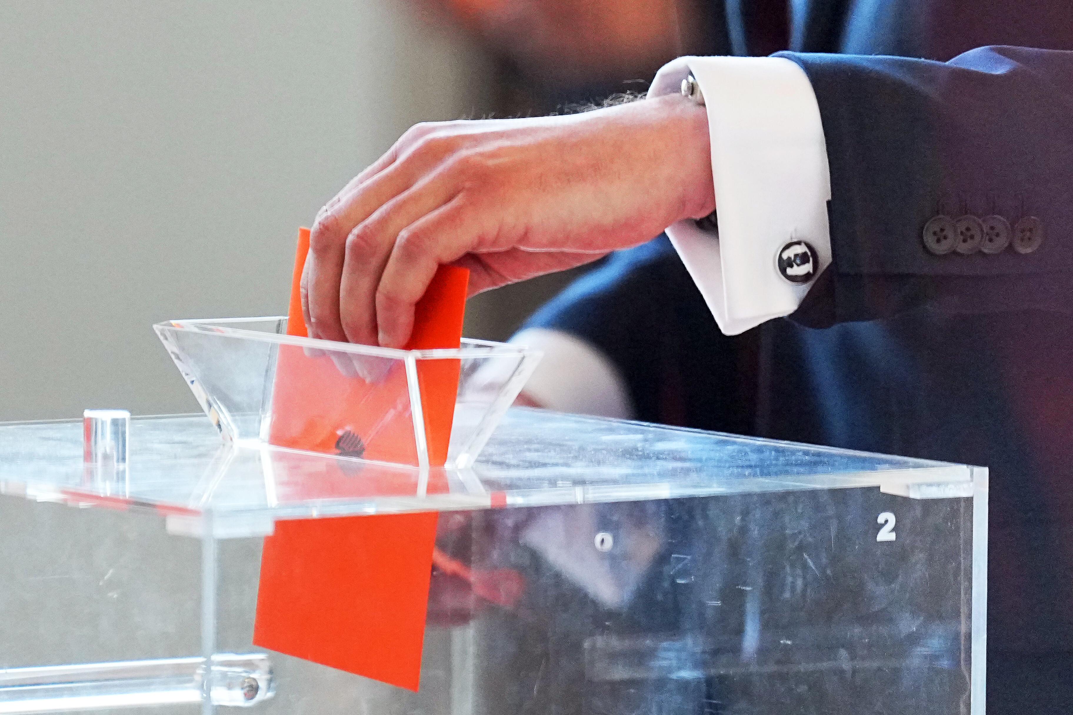 Ein Mitglied des Bundestags gibt im Bundestag bei der Kanzlerwahl seinen Stimmzettel ab.