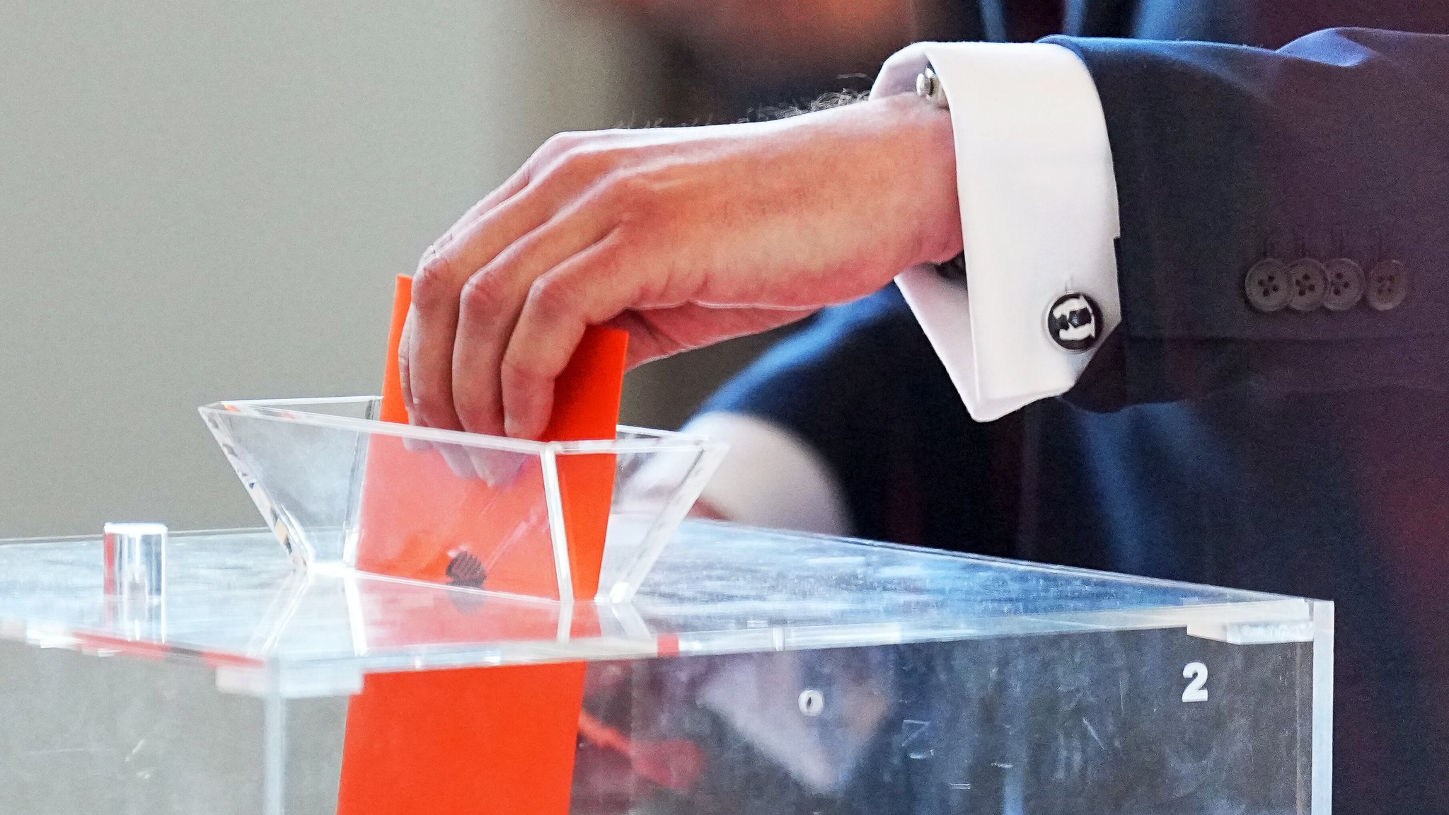Ein Mitglied des Bundestags gibt im Bundestag bei der Kanzlerwahl seinen Stimmzettel ab.