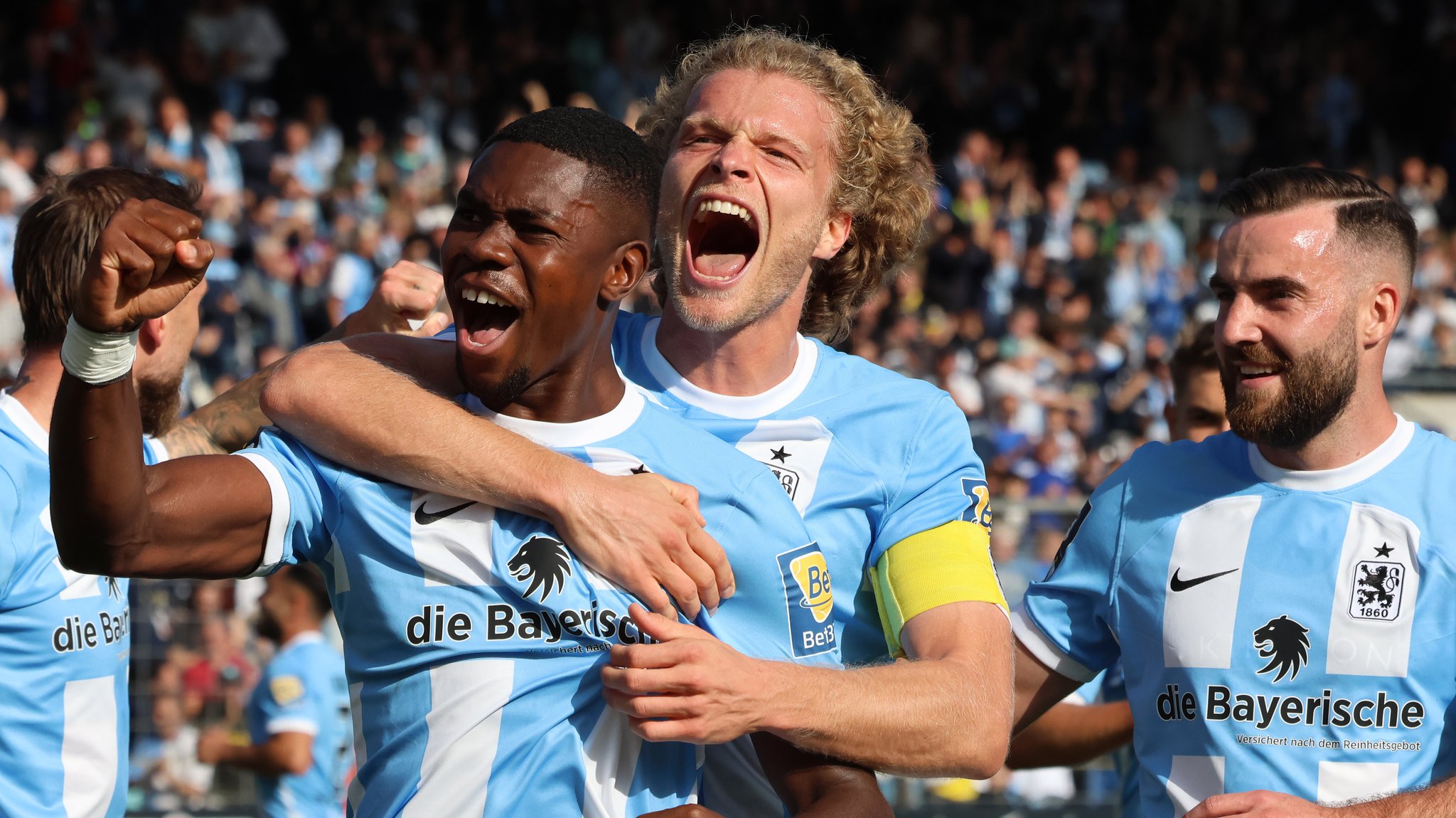 Leroy Kwadwo, Jesper Verlaat und Morris Schroeter (1860) bejubeln das 1:0