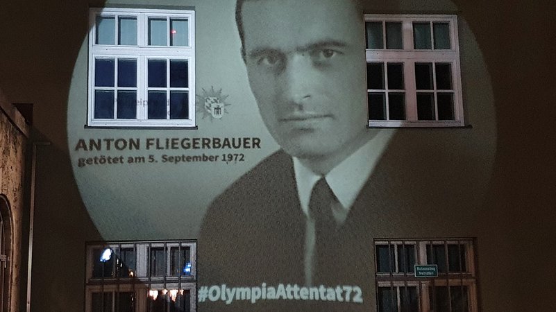 Portraitfoto von Anton Fliegerbauer an der Fassade des Polizeipräsidiums München 2022