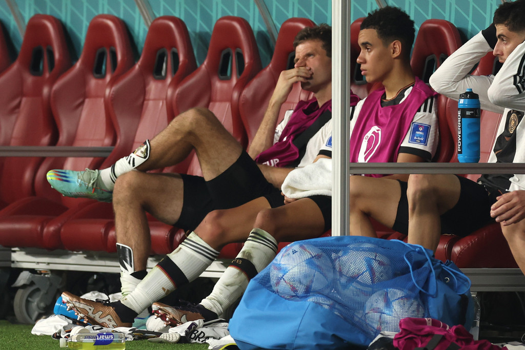 Thomas Müller und Jamal Musiala sind bedient nach der Niederlage gegen Japan.