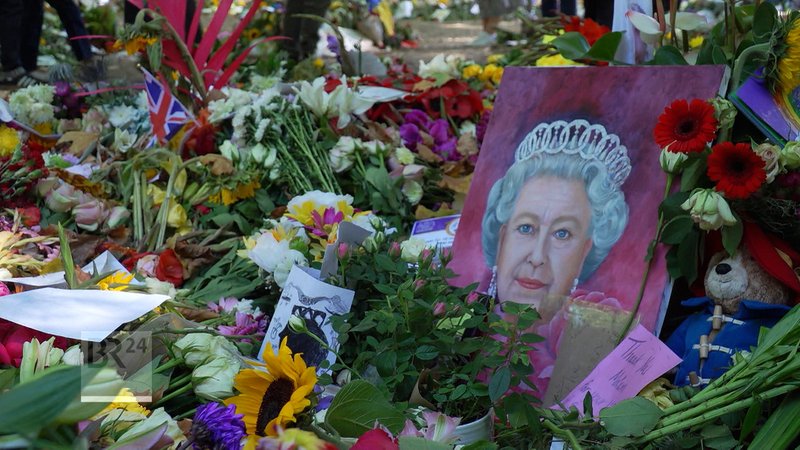 Ein Porträt der Queen inmitten von Blumen