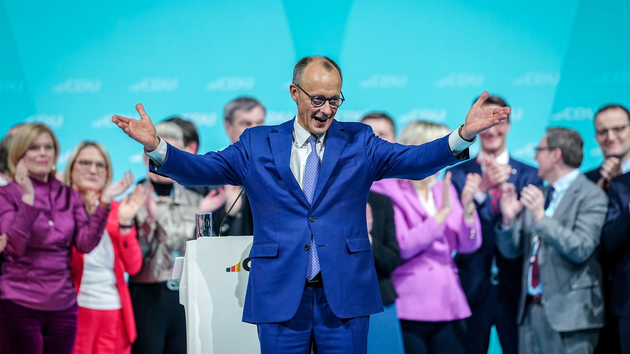 Friedrich Merz, Kanzlerkandidat der Union und CDU-Bundesvorsitzender, winkt dem Publikum nach seiner Rede beim 37. Bundesparteitag der CDU