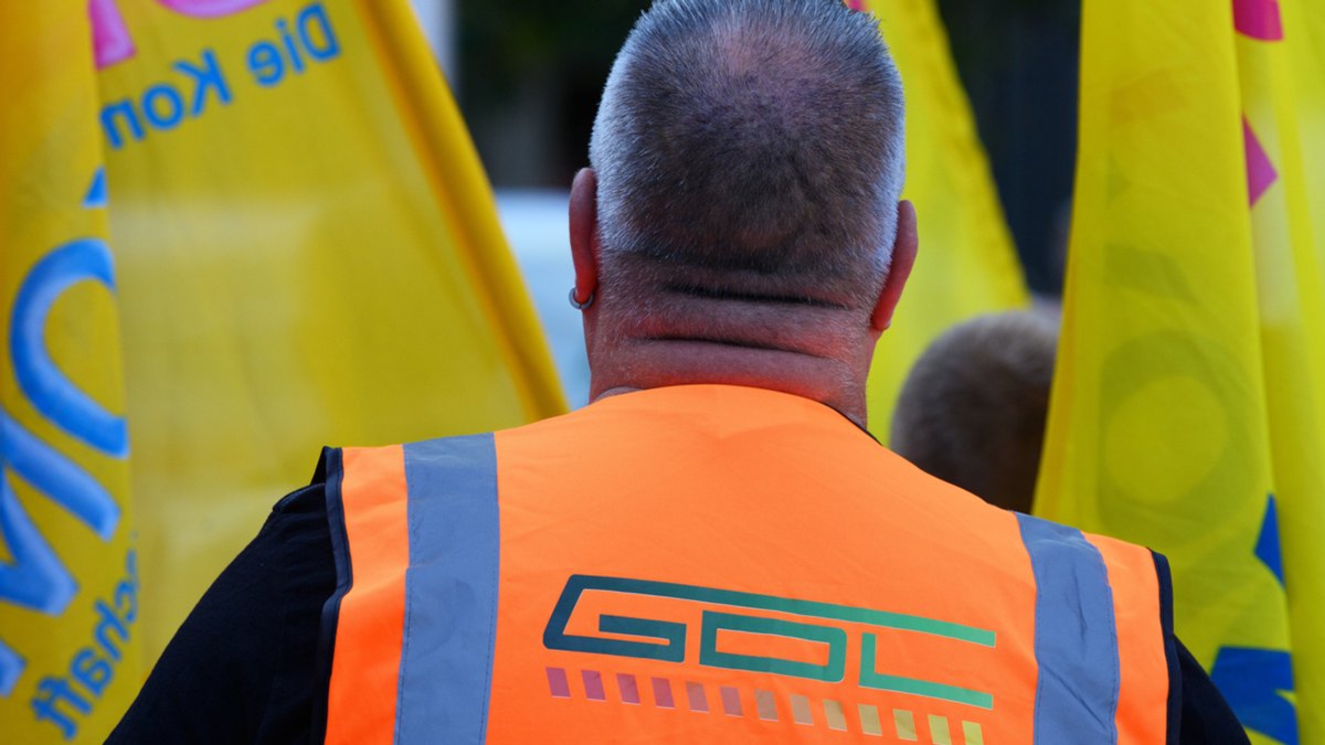 Während einer Kundgebung der Gewerkschaft Deutscher Lokomotivführer (GDL) vor dem Hauptbahnhof in Magdeburg trägt ein Teilnehmer eine orangefarbene Weste mit der Aufschrift "GDL".