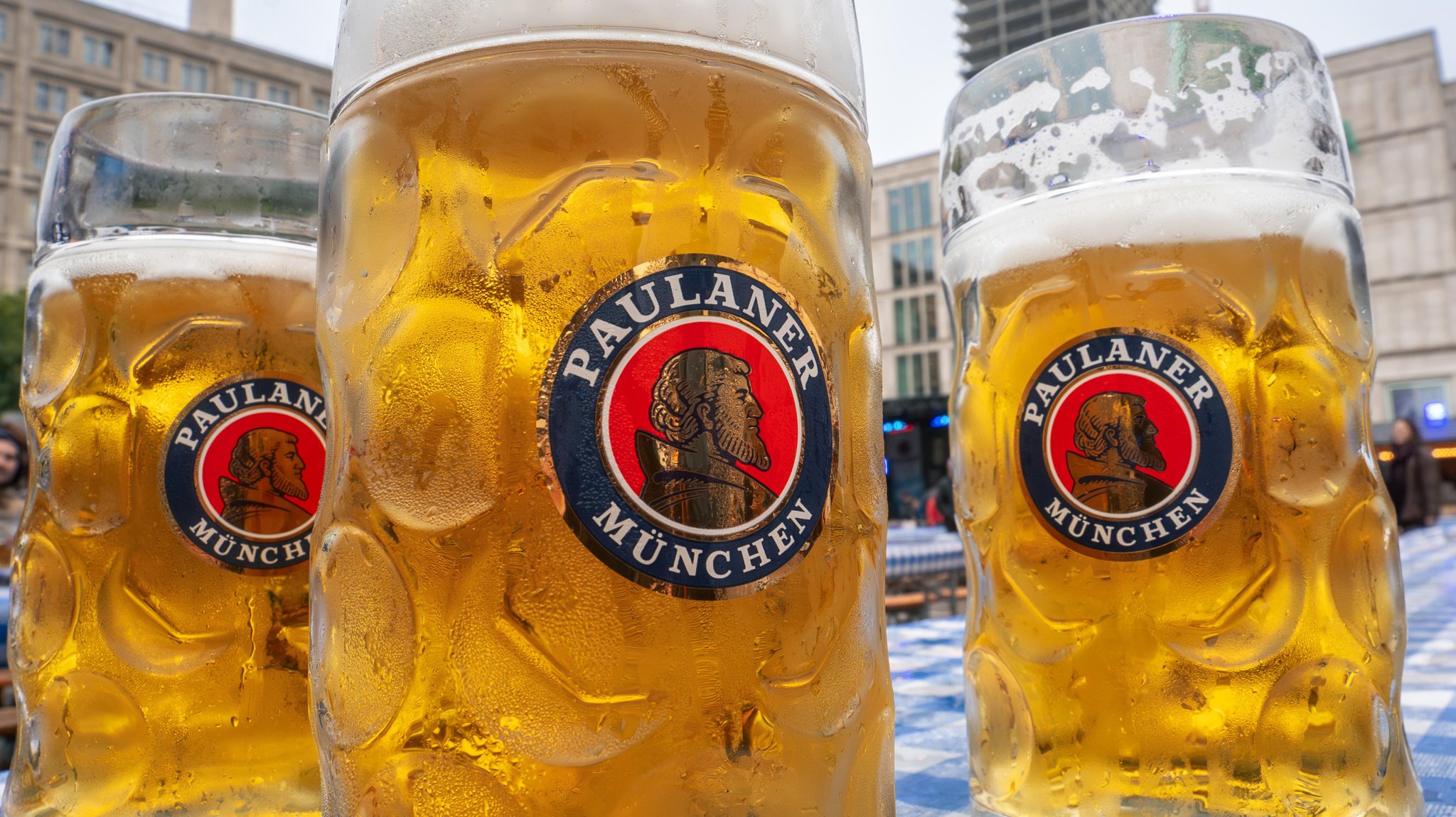 (Symbolbild) Drei Maß Paulaner-Bier auf einem Biertisch 