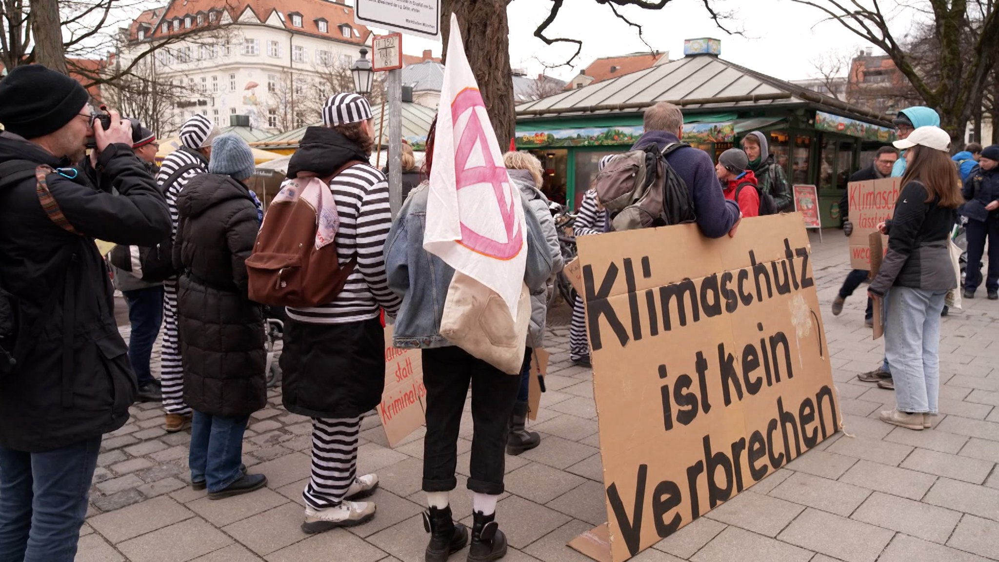 Lisa Poettinger studiert Lehramt und möchte ihr Referendariat absolvieren, doch das bayerische Kultusministerium lehnt ihre Zulassung ab.