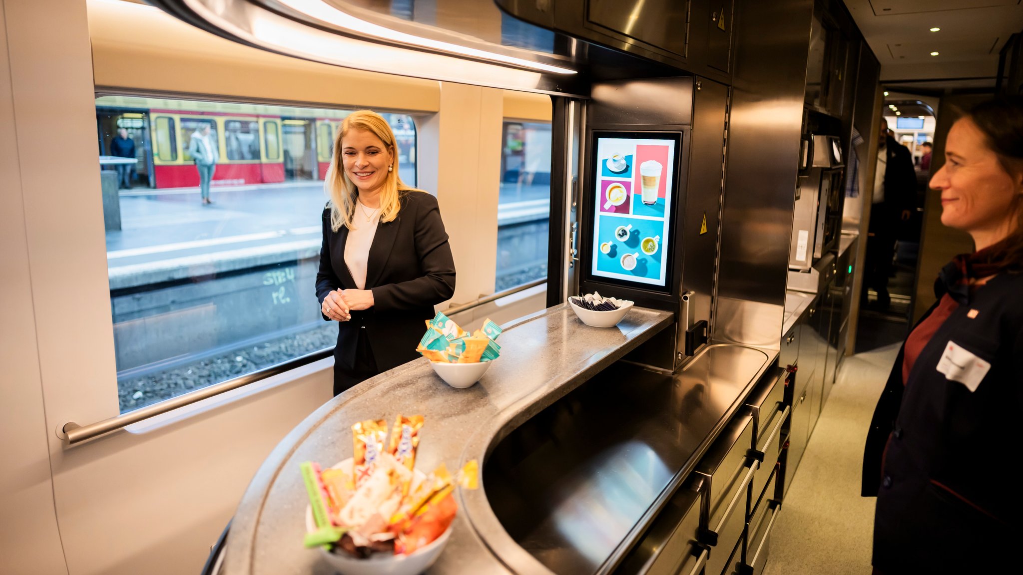 Archivbild: Evelyn Palla, Vorstandsvorsitzende der DB, in einem Bordbristro