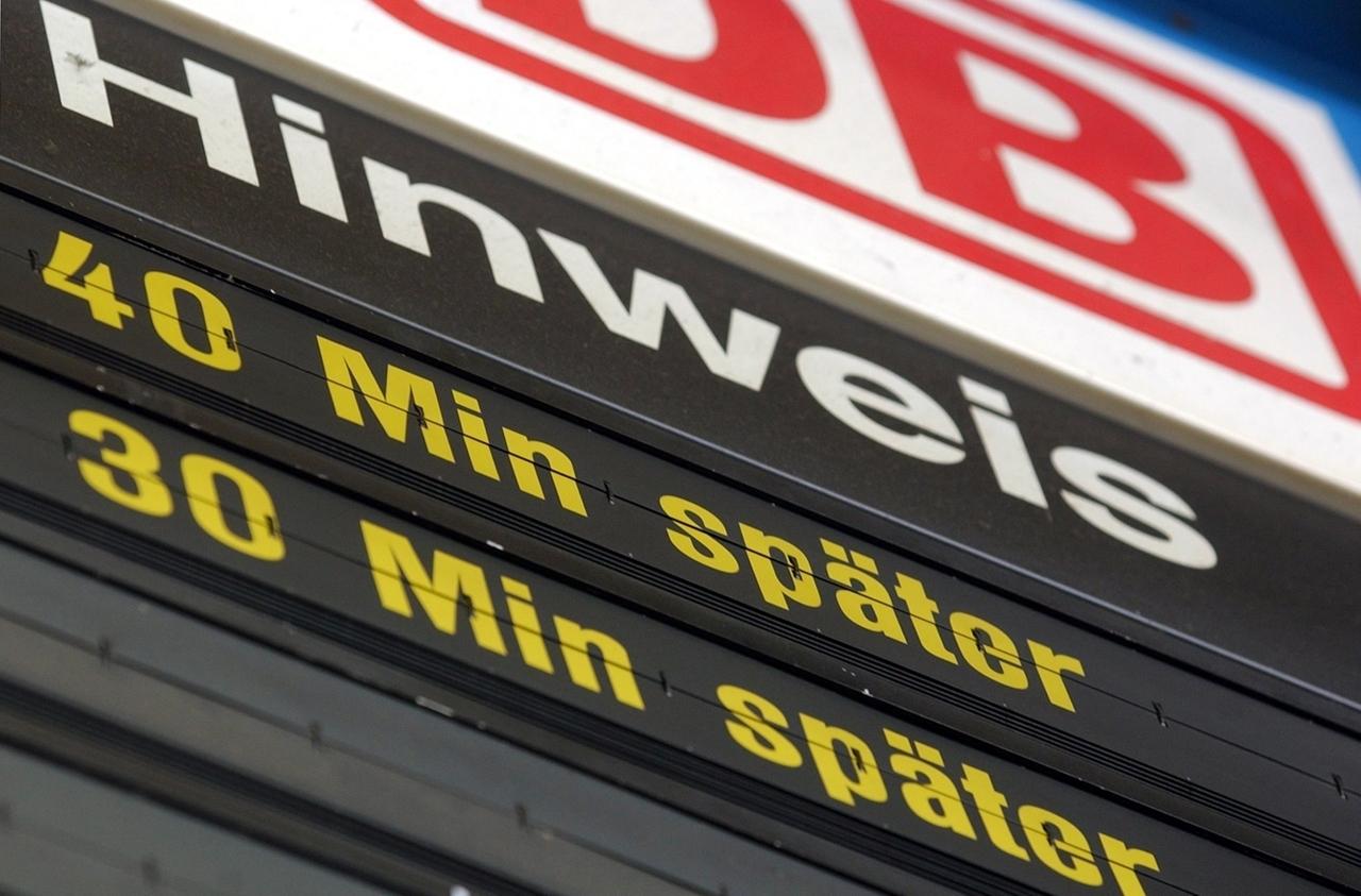 Symbolbild Hinweistafel zu Bahn-Verspätungen