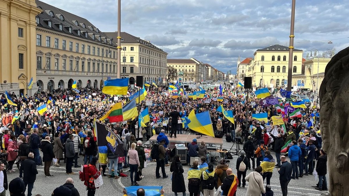 Mehrere hundert Menschen demonstrieren auf dem Odeonsplatz für eine weitere Unterstützung für die Ukraine.