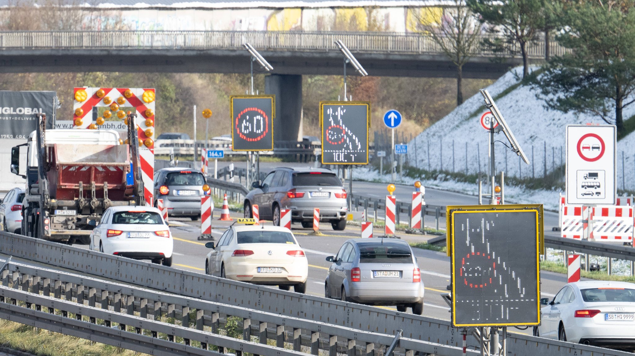 Autos quälen sich durch eine Autobahnbaustelle