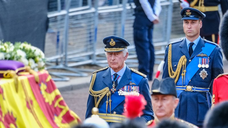 Letztes Geleit: Im Trauerzug hinter dem Sarg von Queen Elizabeth II. King Charles III. mit Sohn William, Prince of Wales.