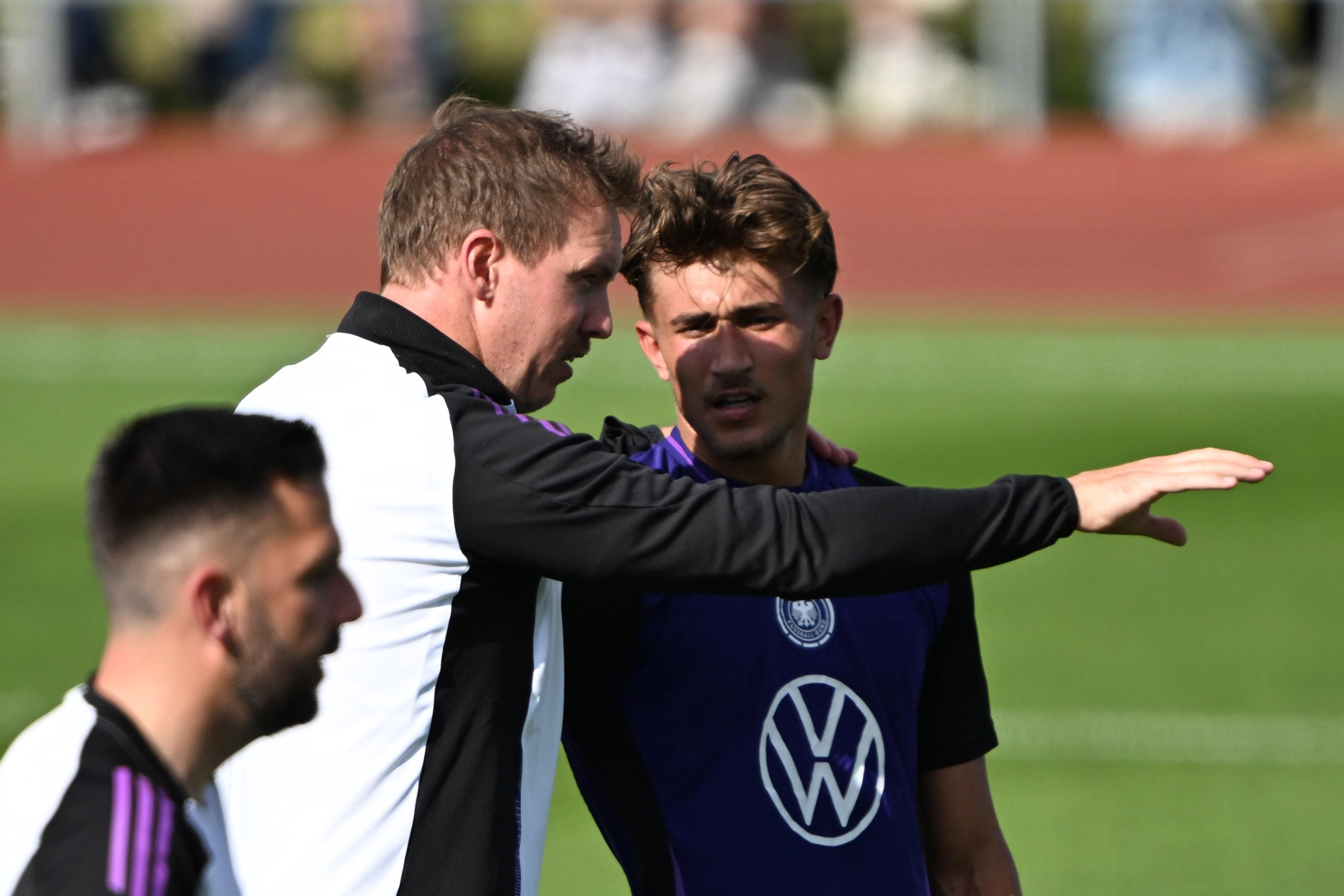 ARCHIV - 30.05.2025, Bayern, Herzogenaurach: Fußball: Nationalmannschaft, vor dem Final Four der Nations League, Öffentliches Training im Adi-Dassler-Stadion, Bundestrainer Julian Nagelsmann spricht mit Tom Bischof (r). (zu dpa: «Das ist der U21-Plan mit Bayerns Shootingstar») 