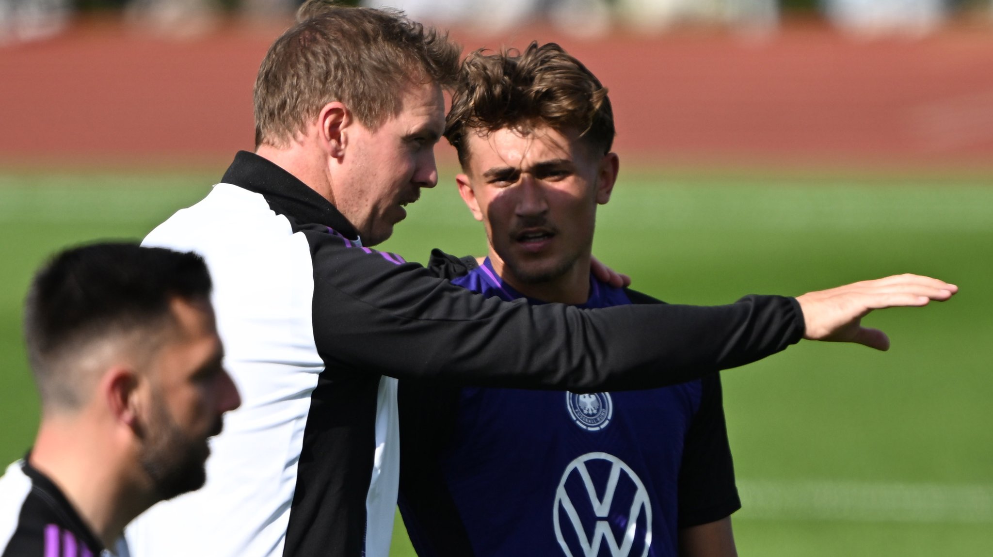 ARCHIV - 30.05.2025, Bayern, Herzogenaurach: Fußball: Nationalmannschaft, vor dem Final Four der Nations League, Öffentliches Training im Adi-Dassler-Stadion, Bundestrainer Julian Nagelsmann spricht mit Tom Bischof (r). (zu dpa: «Das ist der U21-Plan mit Bayerns Shootingstar») 