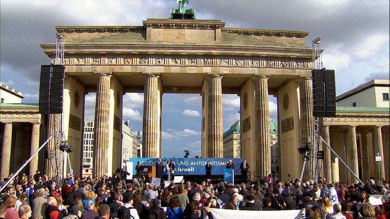 Ein Bündnis aus Bürgerbewegungen, Parteien, Kirchen, Gewerkschaften und dem Zentralrat der Juden zu einer Großdemo in Berlin aufgerufen.