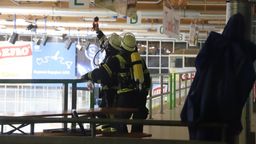 Feuerwehrmänner mit Messgerät in der Eishalle | Bild:network-pictures/Poeppel