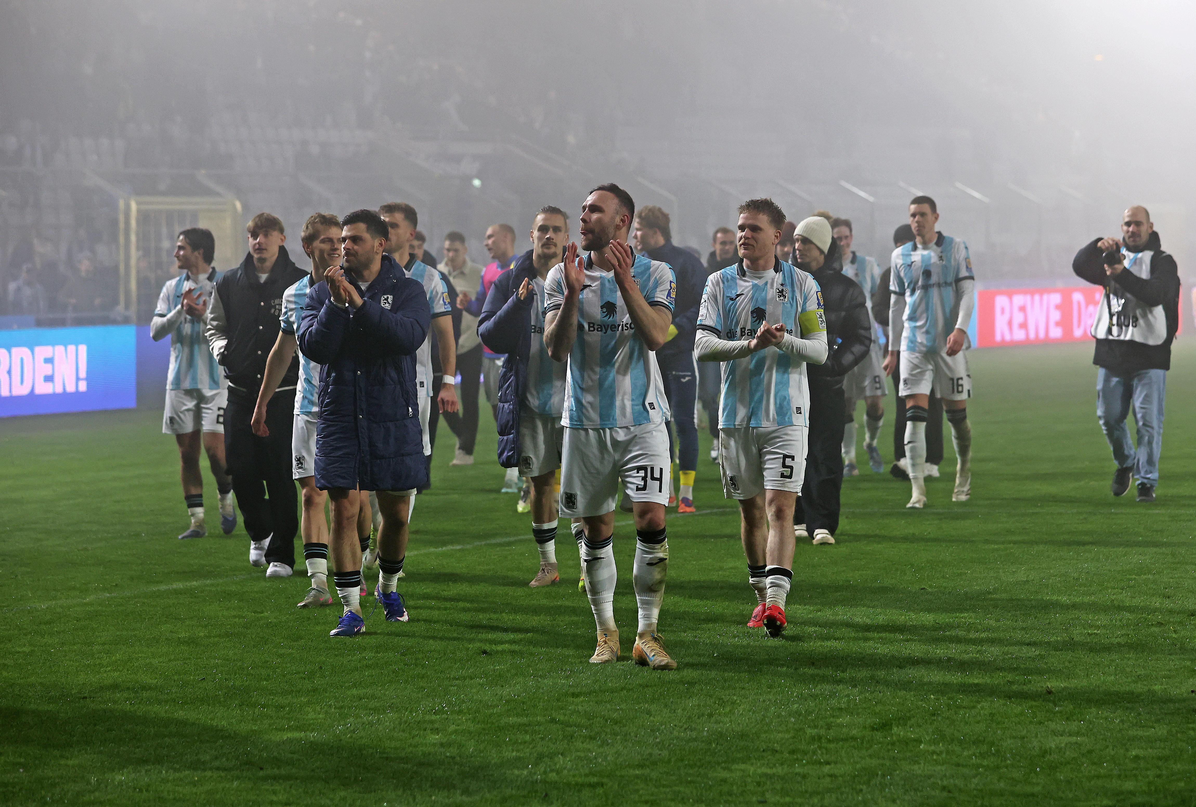 Spieler des TSV 1860 München bedanken sich bei den Fans