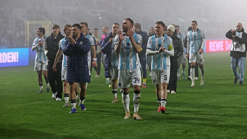 Spieler des TSV 1860 München bedanken sich bei den Fans | Bild: picture alliance / Wagner | Ulrich Wagner Spieler des TSV 1860 München bedanken sich bei den Fans
