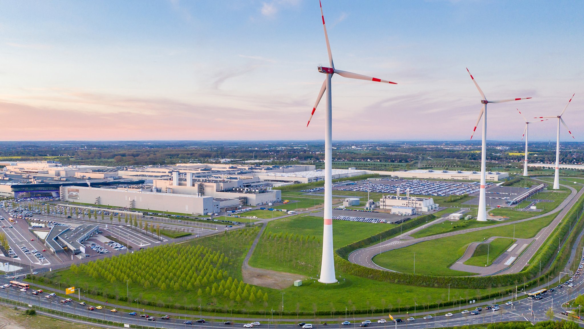 Gewerbegebiet mit Windrädern