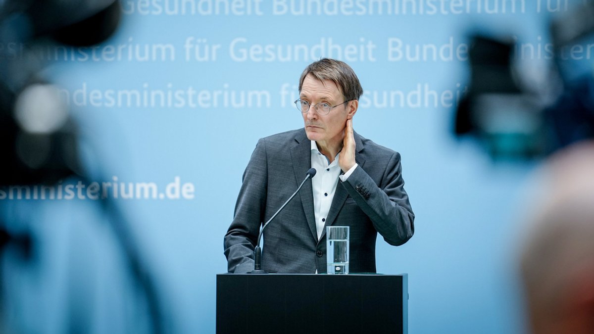 Karl Lauterbach (SPD), Bundesminister für Gesundheit, bei einer Pressekonferenz.