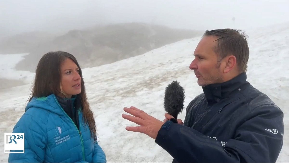 Polarforscherin Laura Schmidt von der Umweltforschungsstation Schneefernerhaus und BR-Korrespondent Martin Breitkopf auf dem Nördlichen Schneeferner.