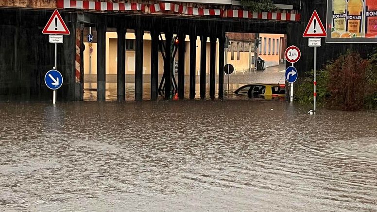 Bamberg, 02.05.24: Ein Auto steckt in einer überfluteten Unterführung fest. | Bild:News5/Ferdinand Merzbach