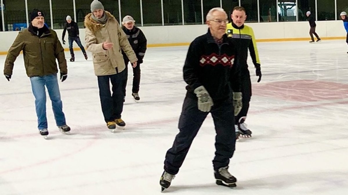 Auf der Eisfläche der Arena Nürnberger Versicherung drehen Seniorinnen und Senioren im Winter ihre Runden.