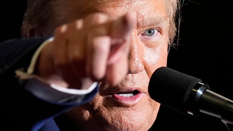 Bei den Vorwahlen zeichnet sich wie erwartet ein Sieg des republikanischen Präsidentschaftsbewerbers Donald Trump ab. Rivalin Nikki Haley hat keine Chancen. Experten sehen die Abstimmung als wichtigen Stimmungstest für Biden und Trump. | Bild: dpa-Bildfunk/Chris Carlson Bei den Vorwahlen zeichnet sich wie erwartet ein Sieg des republikanischen Präsidentschaftsbewerbers Donald Trump ab. Rivalin Nikki Haley hat keine Chancen. Experten sehen die Abstimmung als wichtigen Stimmungstest für Biden und Trump.