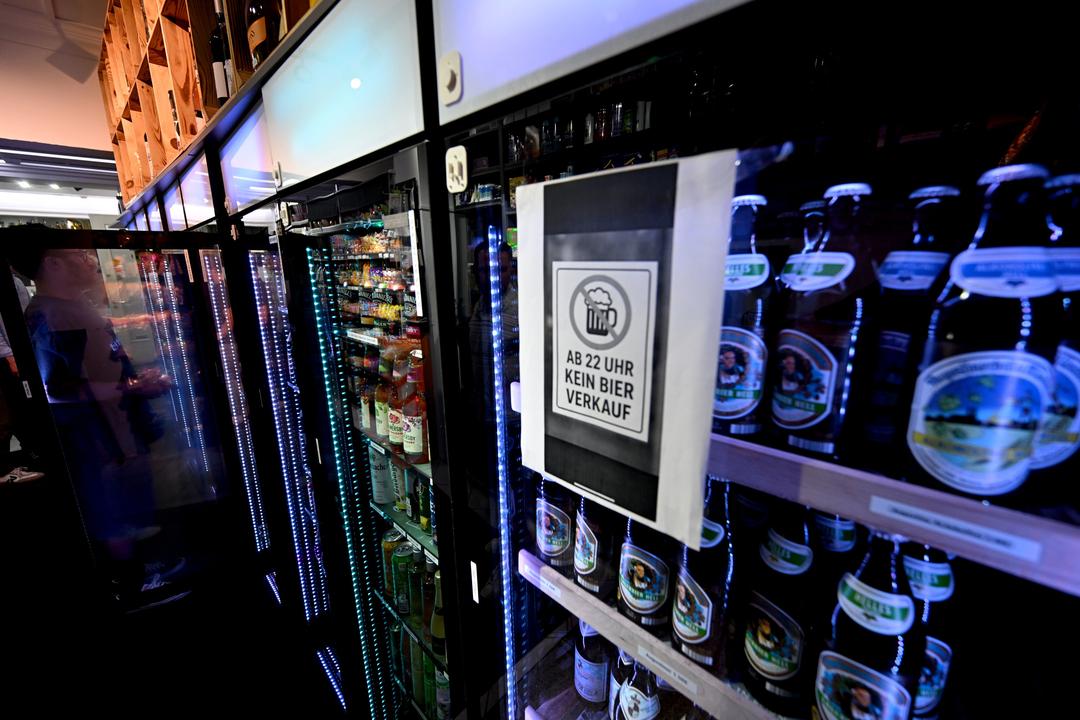 Kühlschrank mit Getränken in einem Kioska an der Münchner Schellingstraße.