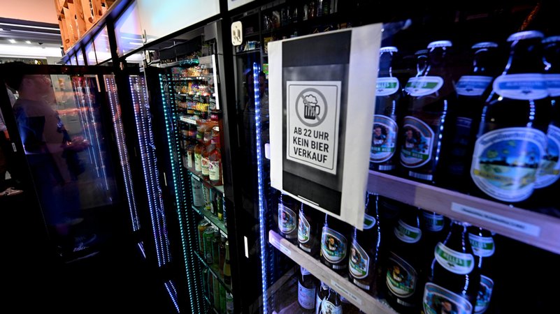 Kühlschrank mit Getränken in einem Kioska an der Münchner Schellingstraße. | Bild: dpa-Bildfunk/Felix Hörhager Kühlschrank mit Getränken in einem Kioska an der Münchner Schellingstraße.