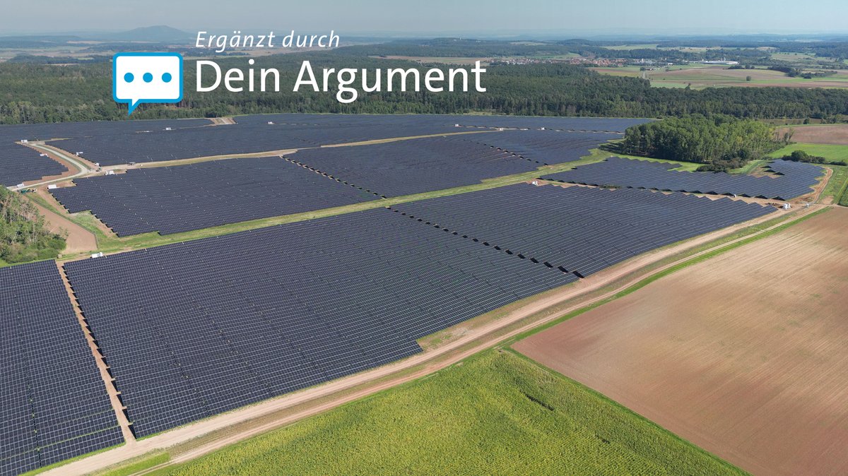 Das ist Bayerns größte zusammenhängende Photovoltaikanlage. Sie ist fast so groß wie 180 Fußballfelder.