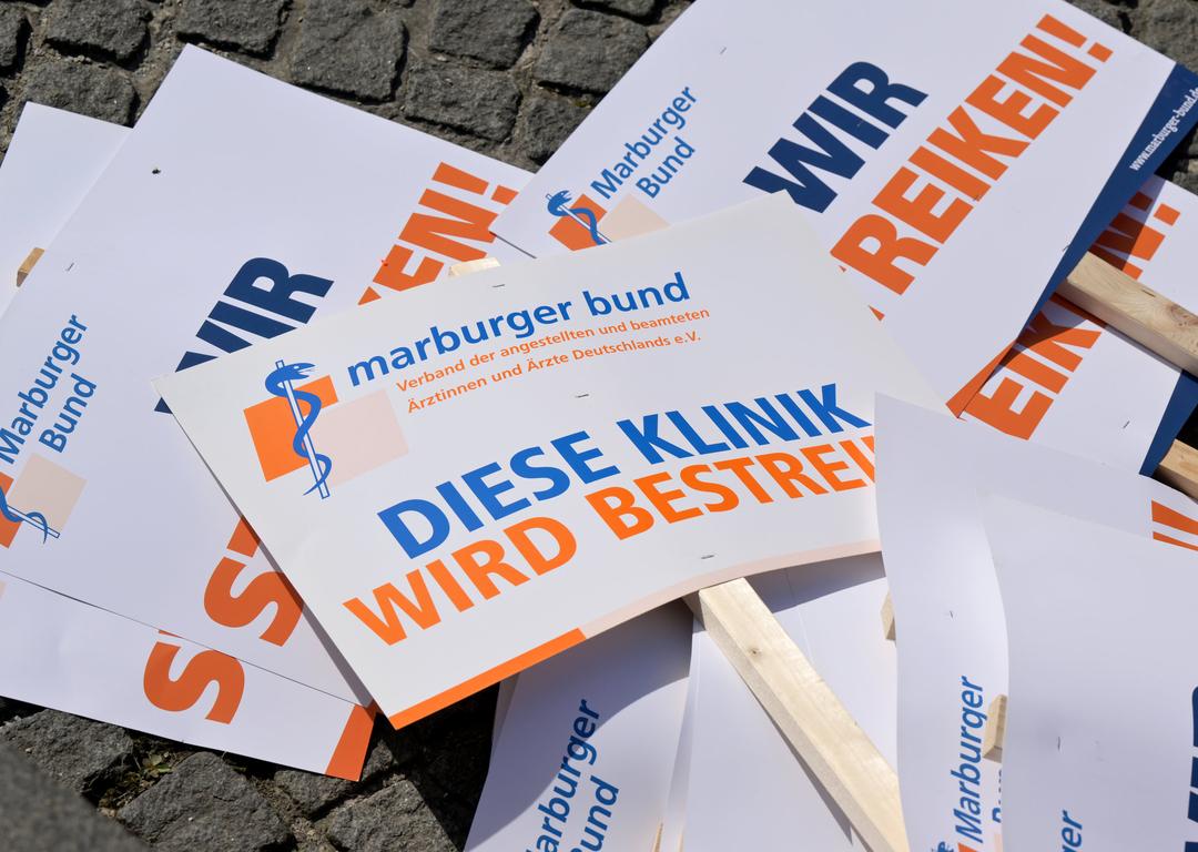Plakate von Medizinern des Marburger Bunds