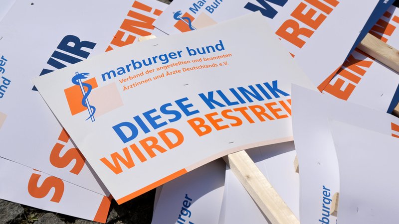 Plakate von Medizinern des Marburger Bunds | Bild: dpa-Bildfunk/Peter Kneffel Plakate von Medizinern des Marburger Bunds
