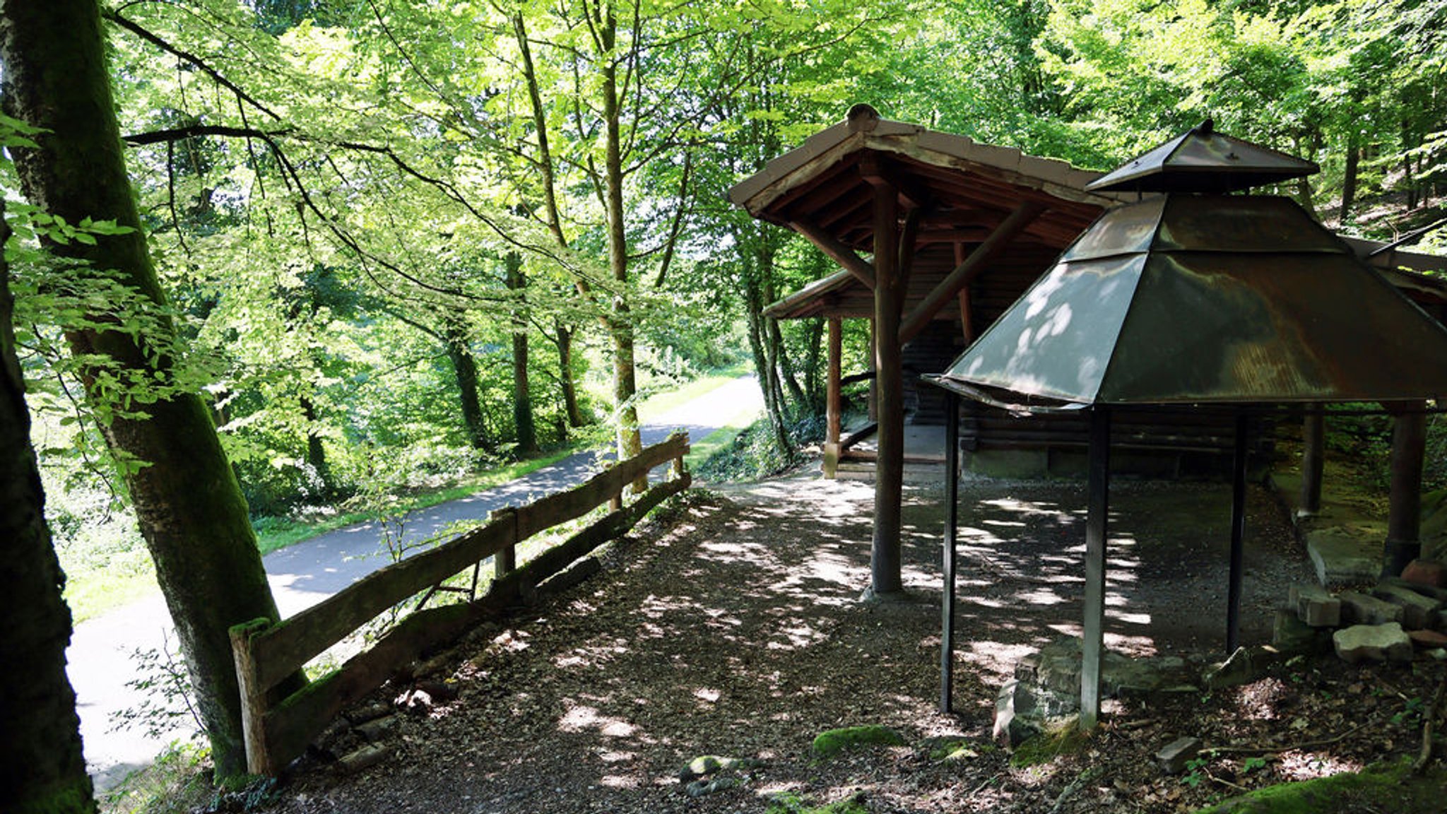 ARCHIV - 11.08.2024, Bayern, Altenbuch: In der Nähe einer Grillhütte im Spessart ist die Leiche eines 18-Jährigen gefunden worden. (Archivbild) (zu dpa: «Lebenslange Haft für Ehepaar nach Beil-Mord an Flüchtling») Foto: Ralf Hettler/dpa +++ dpa-Bildfunk +++