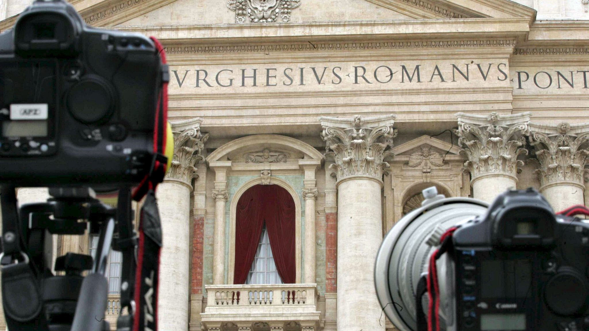 Kameras sind auf die Loggia des Petersdom gerichtet.