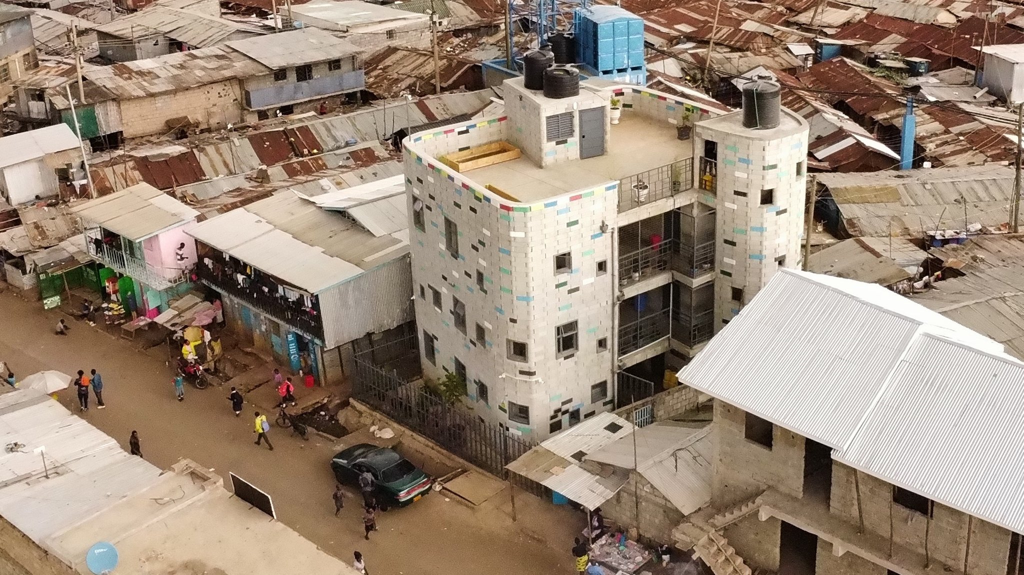 Ein Haus mit runden Kanten im Slum Kibera, gebaut aus Twist Blocks