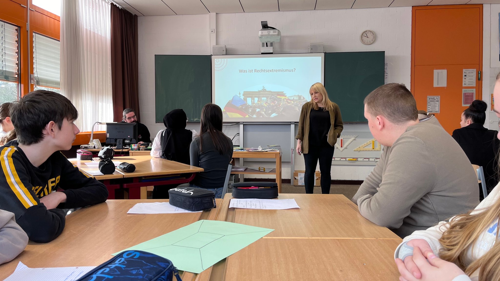 Klassenzimmer mit Lehrerin und Schülern