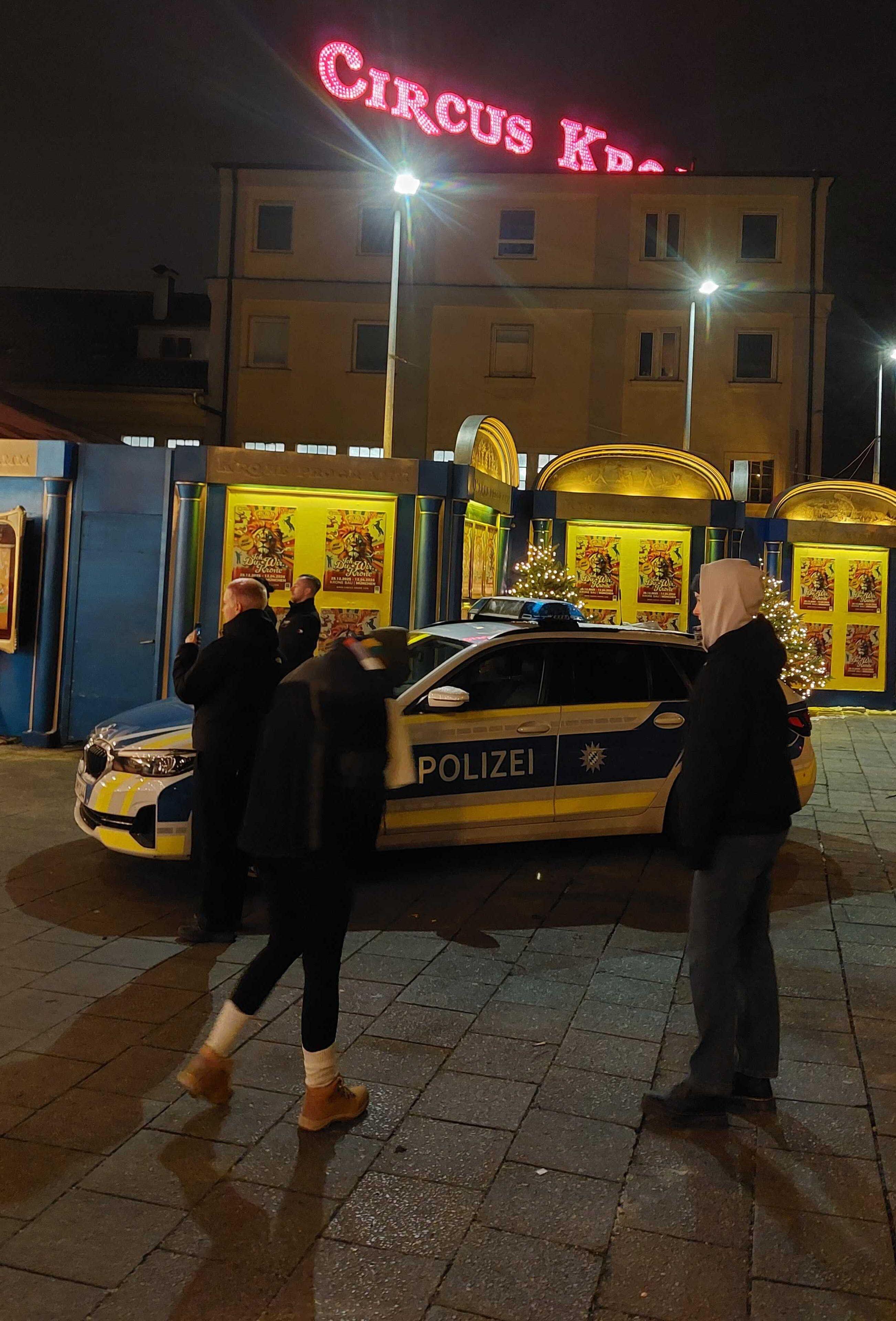 Beamte der Münchner Polizei sind bei einem Einsatz bei der Premiere Circus Krone.