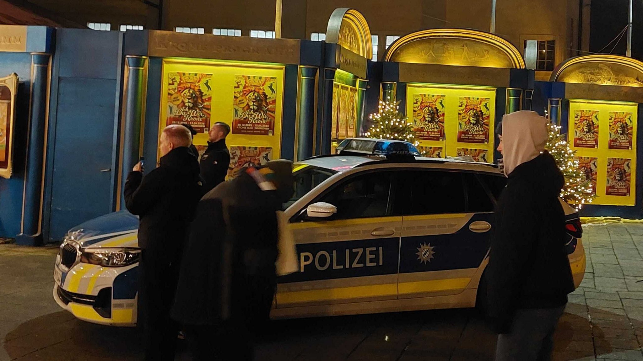 Beamte der Münchner Polizei sind bei einem Einsatz bei der Premiere Circus Krone.