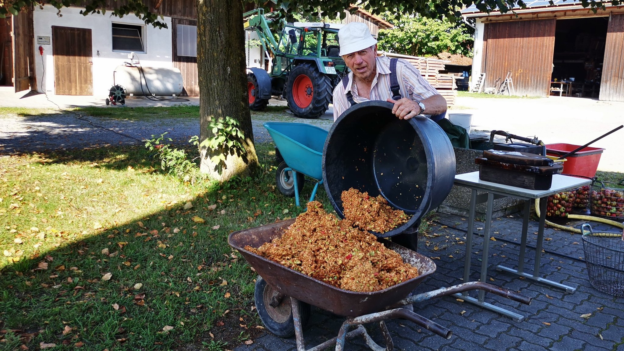 Sepp Heindlmaier beim Mosten auf seinem Hof in Enhofen bei Winhöring. 