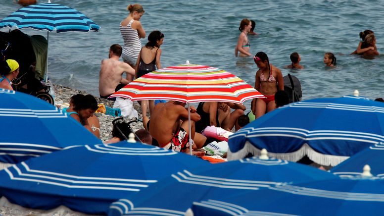 Symbolbild: Strandurlaub in Nizza | Bild:Reuters/Eric Gaillard/File Photo
