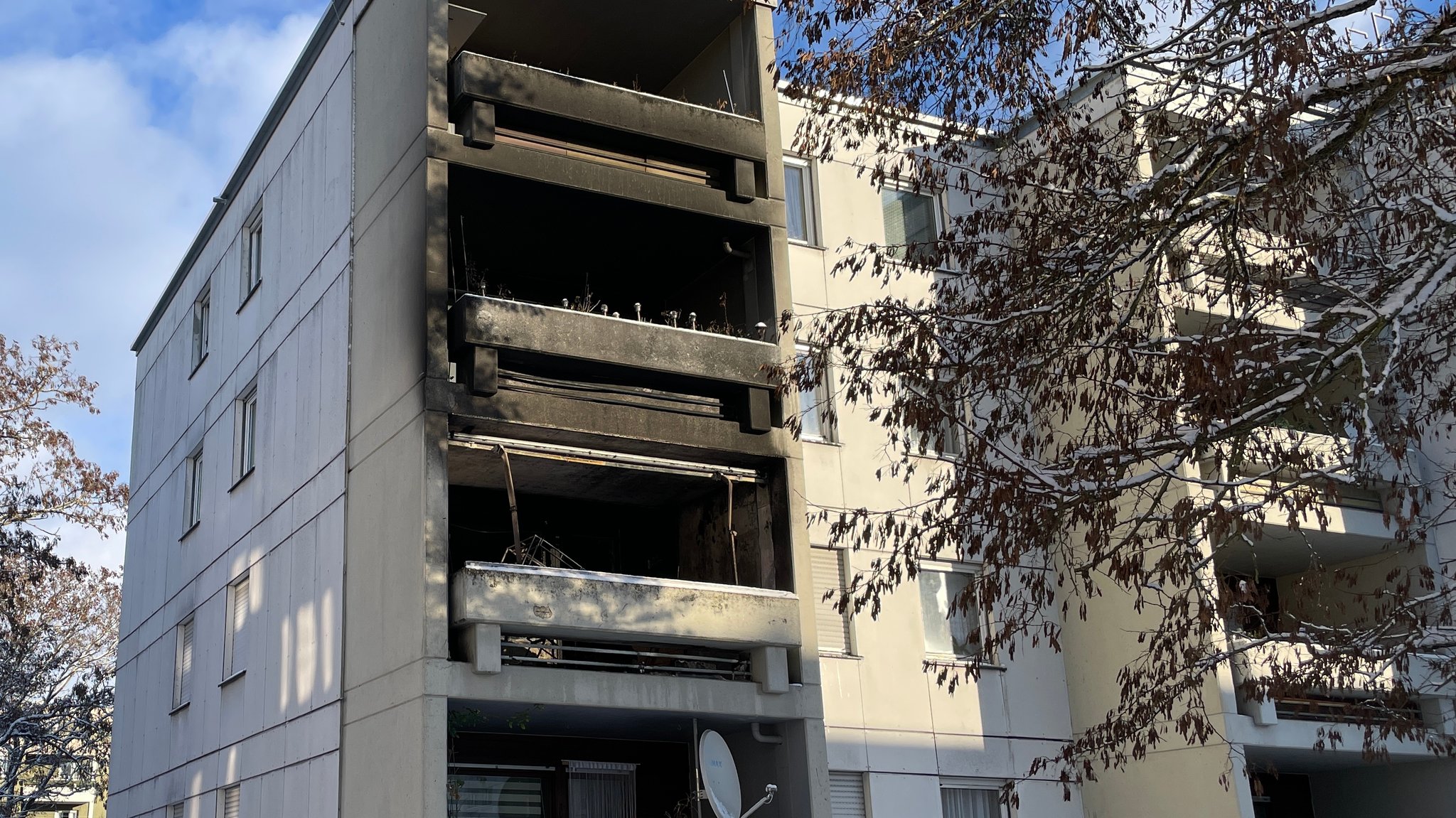 Ein Mehrfamilienhaus im Würzburger Stadtteil Heuchelhof: Ein Balkon ist ausgebrannt und voller Ruß. | Bild: Mona Böhm / BR Ein Mehrfamilienhaus im Würzburger Stadtteil Heuchelhof: Ein Balkon ist ausgebrannt und voller Ruß.