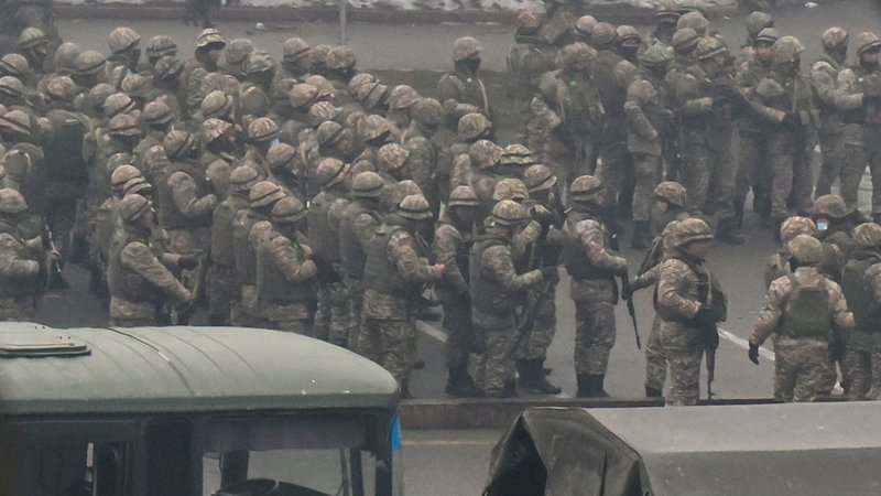 Das Bild der russischen Staatsagentur Tass zeigt Sicherheitskräfte die eingesetzt sind, um Massenunruhen in der kasachischen Stadt Almaty zu beenden (6.1.21).