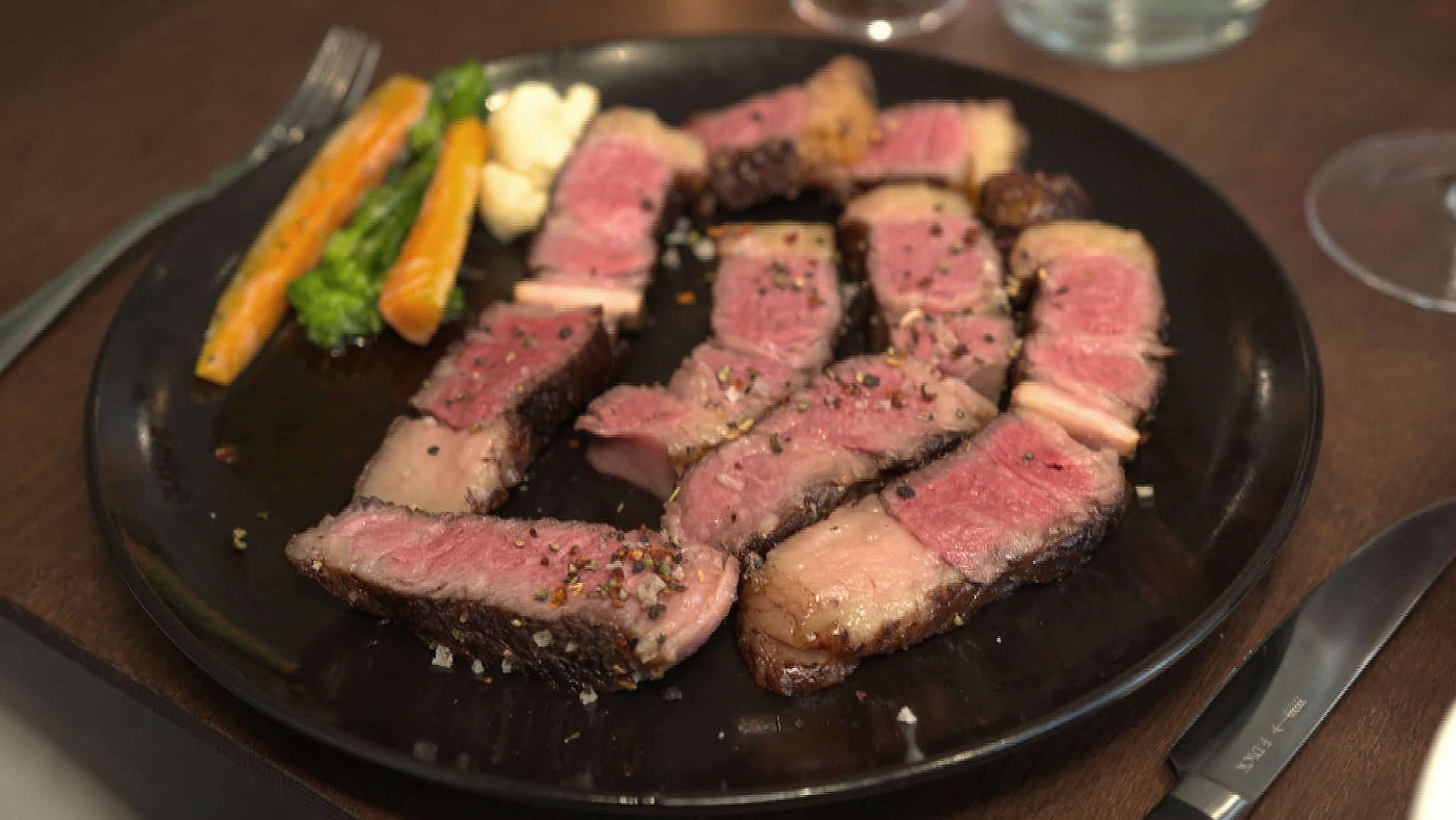 In Spanien und Frankreich gilt es als Delikatesse, hierzulande wird es bislang kaum geschätzt: Marmoriertes Fleisch von fetten, alten Kühen. | Bild: BR / Unser Land 2026 In Spanien und Frankreich gilt es als Delikatesse, hierzulande wird es bislang kaum geschätzt: Marmoriertes Fleisch von fetten, alten Kühen.