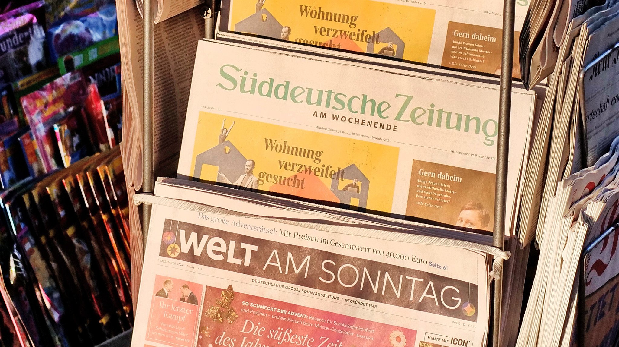 Verschiedene Zeitungen am Kiosk | Bild: picture alliance/dpa | Wolfram Steinberg Verschiedene Zeitungen am Kiosk