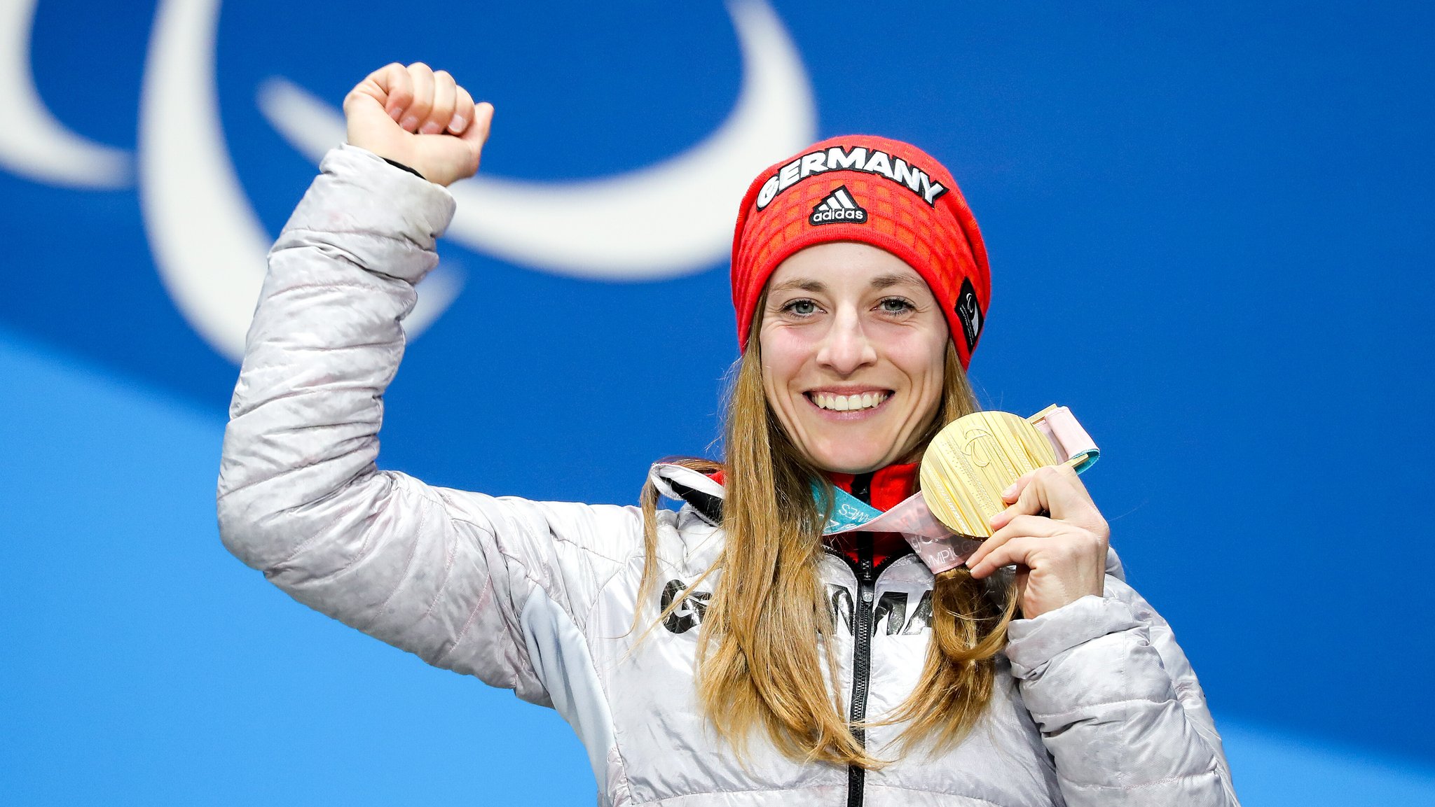 Anna Schaffelhuber strahlt mit ihrer Goldmedaille bei den Paralympischen Spielen 2018 in Pyeongchang